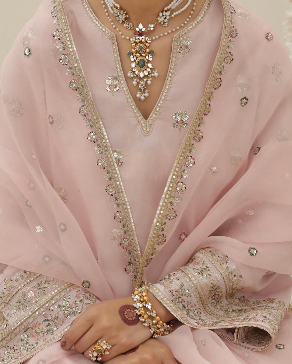 Zari Noor – A Whisper of Elegance