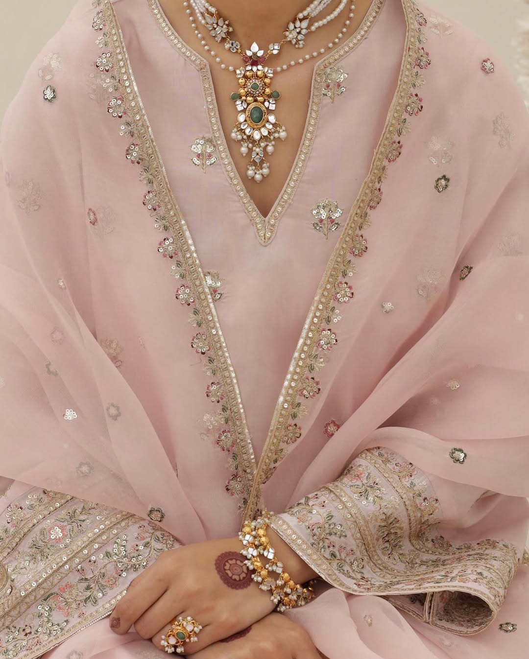 Zari Noor – A Whisper of Elegance